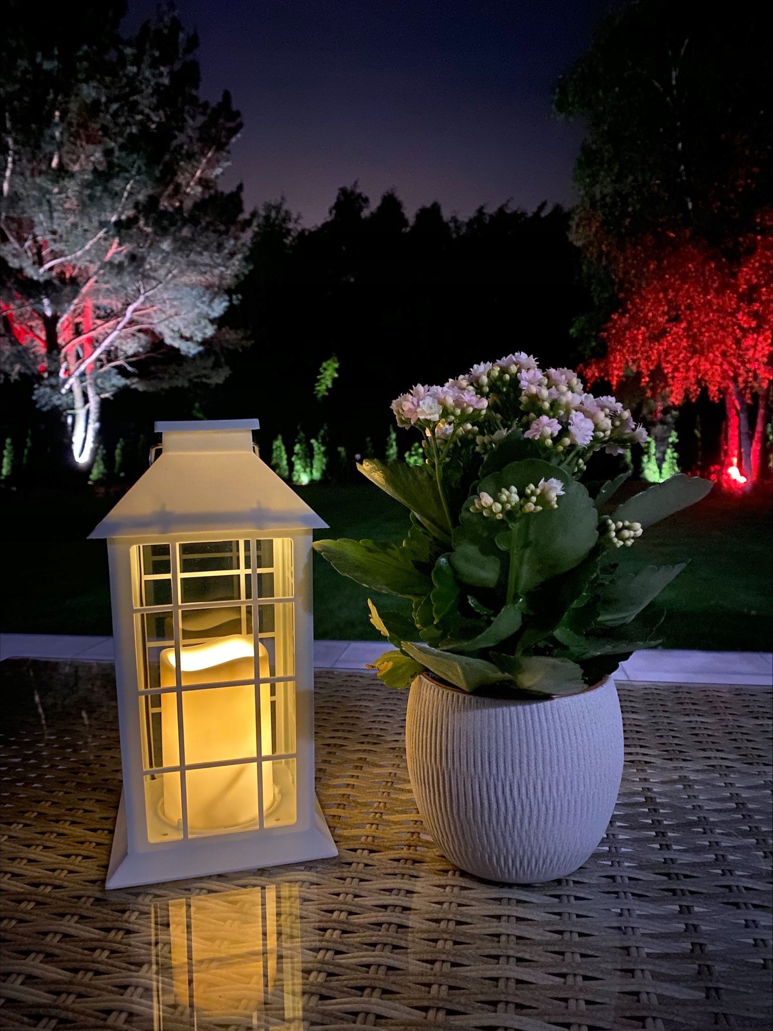 solarna-zahradna-lampa-led-zapnuta-biela-cidlom-sumrak